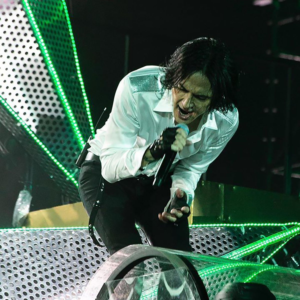 B'z稲葉浩志が「LOVE PHANTOM」を歌っているステージ写真