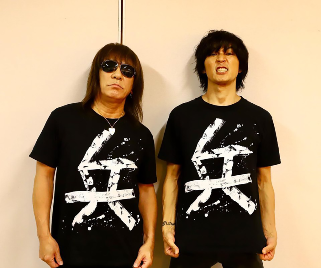 B'z松本孝弘と稲葉浩志が「兵Tシャツ」を着用している写真