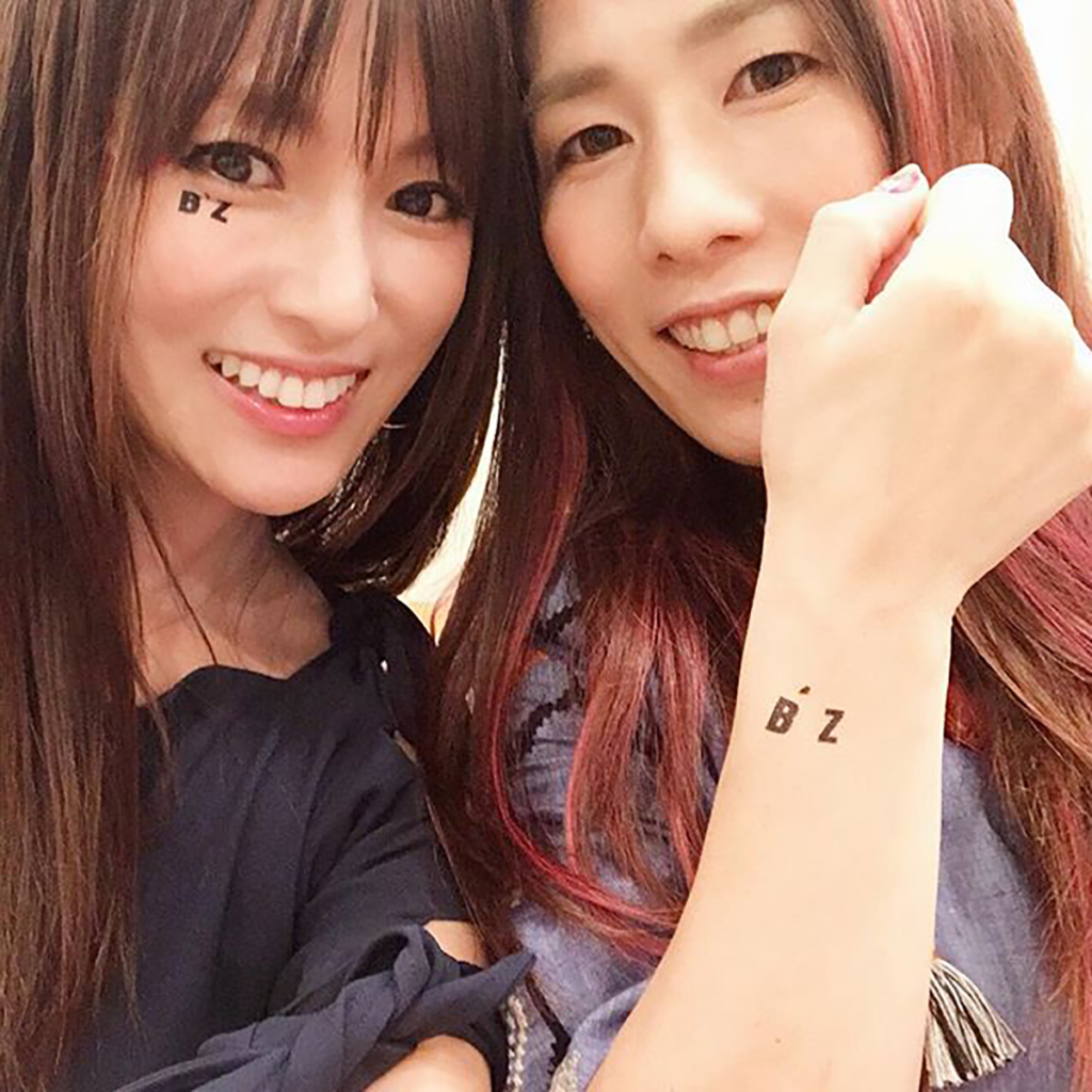 B'zのライブを観覧した深田恭子と吉田沙保里の画像