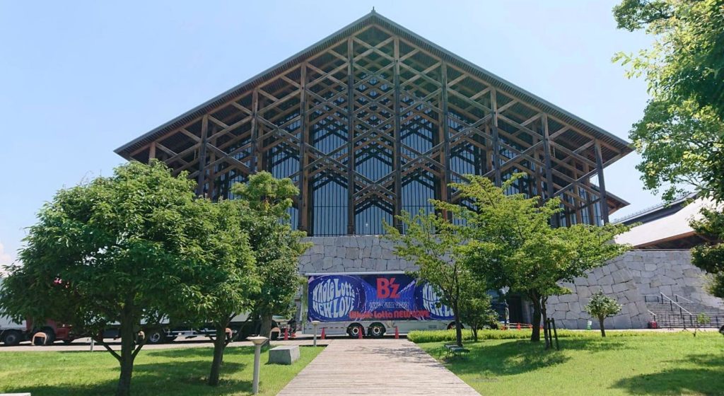 『B'z LIVE-GYM 2019 -Whole Lotta NEW LOVE-』愛媛県武道館公演1日目の会場外観の写真