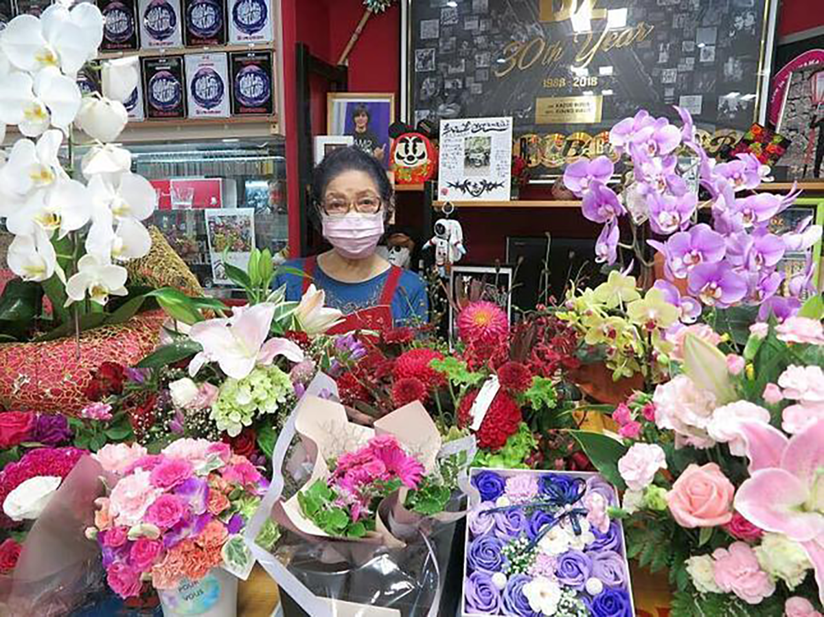 B Z稲葉浩志母 息子の誕生日に全国のファンから寄せられた沢山の花に囲まれる B Z 超まとめ速報