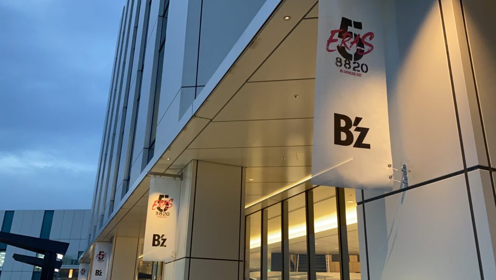 「HANEDA INNOVATION CITY」に掲げられた”B'z フラッグ”