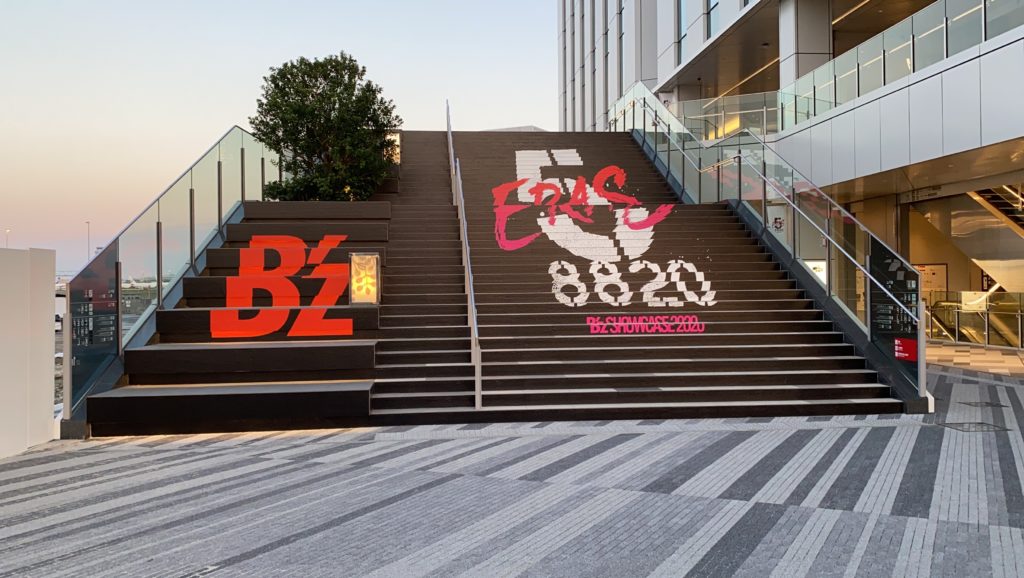 「HANEDA INNOVATION CITY」内に設置されたB'zの階段広告