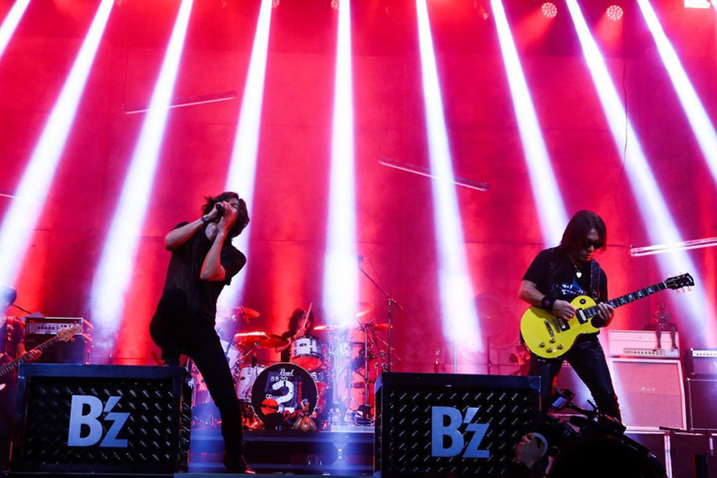 B'z公式SNSで公開された『B’z SHOWCASE 2020 -5 ERAS 8820- Day2』のステージ写真