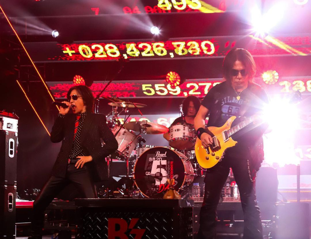 B'z公式Instagramに投稿された『B'z SHOWCASE 2020 -5 ERAS 8820- Day5』のステージ写真