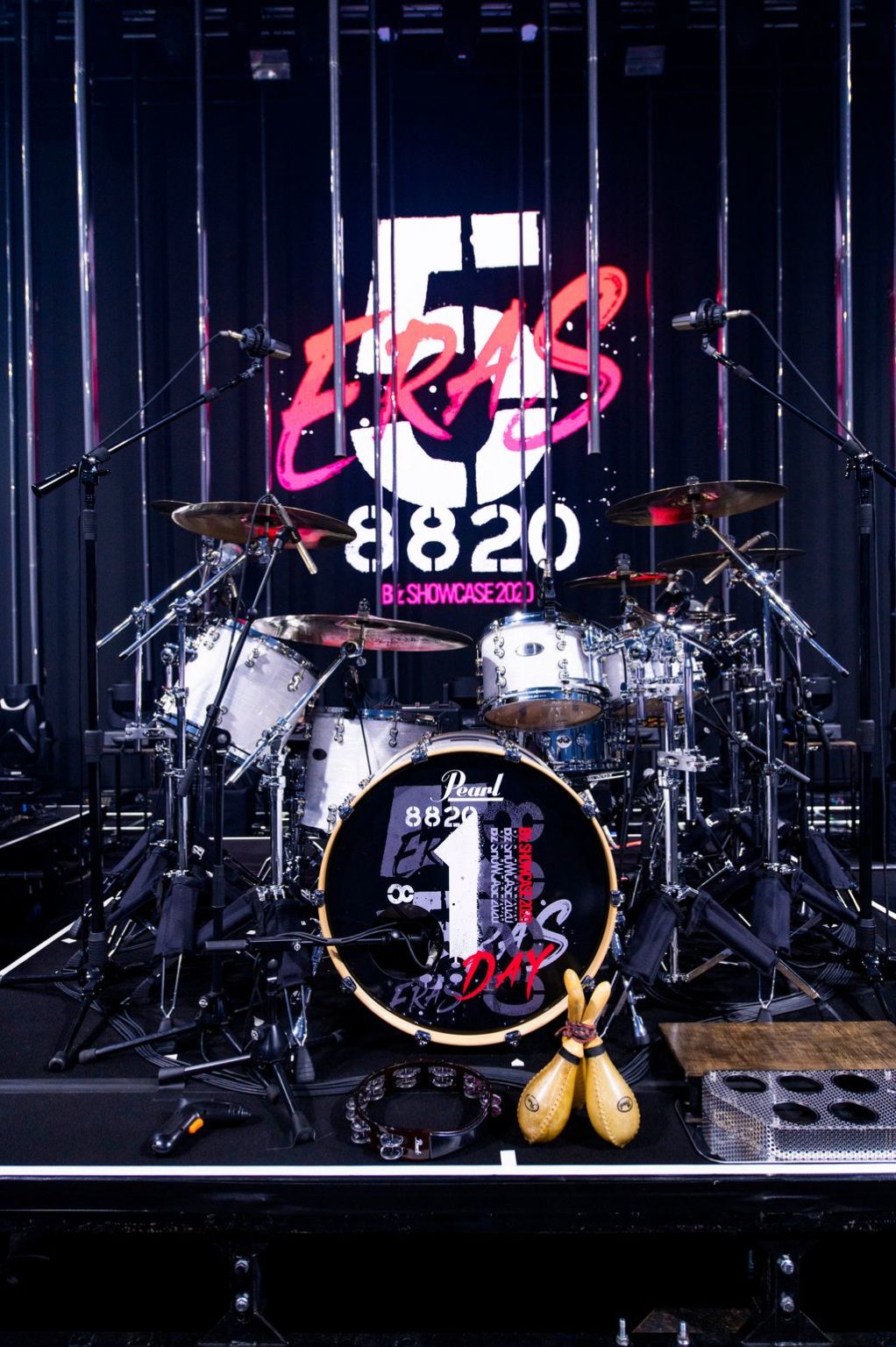 B'z配信ライブ『B’z SHOWCASE 2020 -5 ERAS 8820- Day1~5』のドラムセットの写真