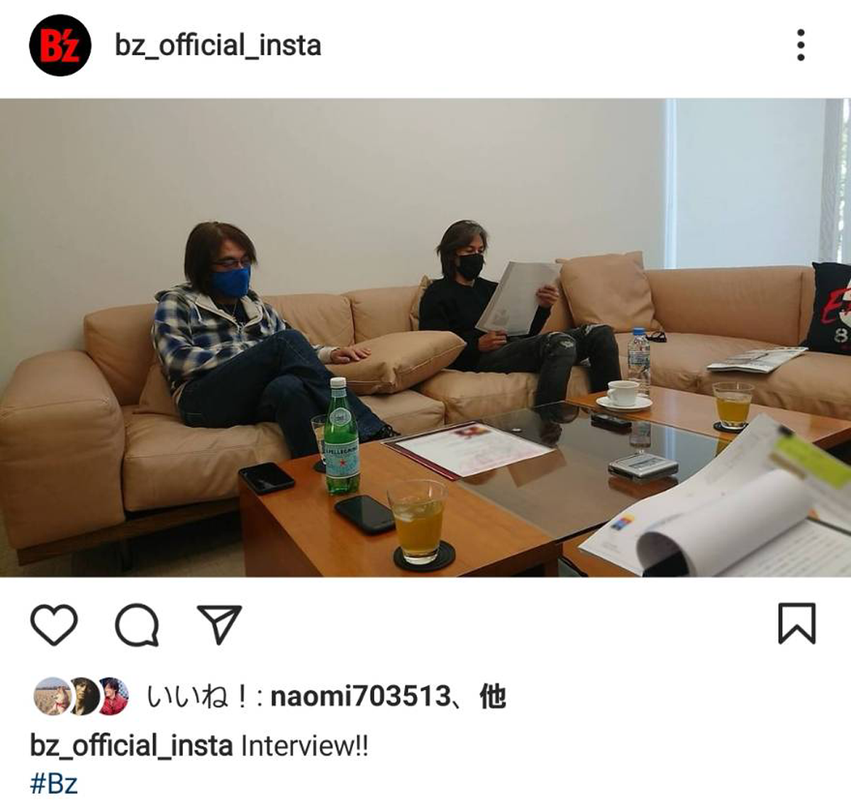 B'zの松本孝弘と稲葉浩志がインタビューを受けている写真