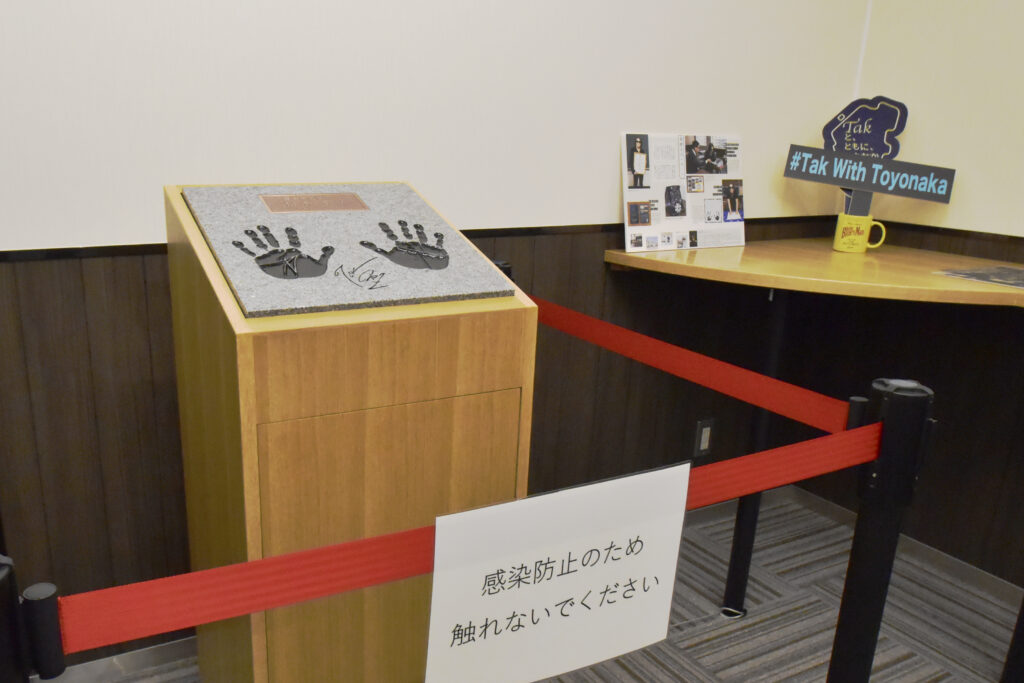 豊中市役所に展示されているB'z松本孝弘の手形の写真