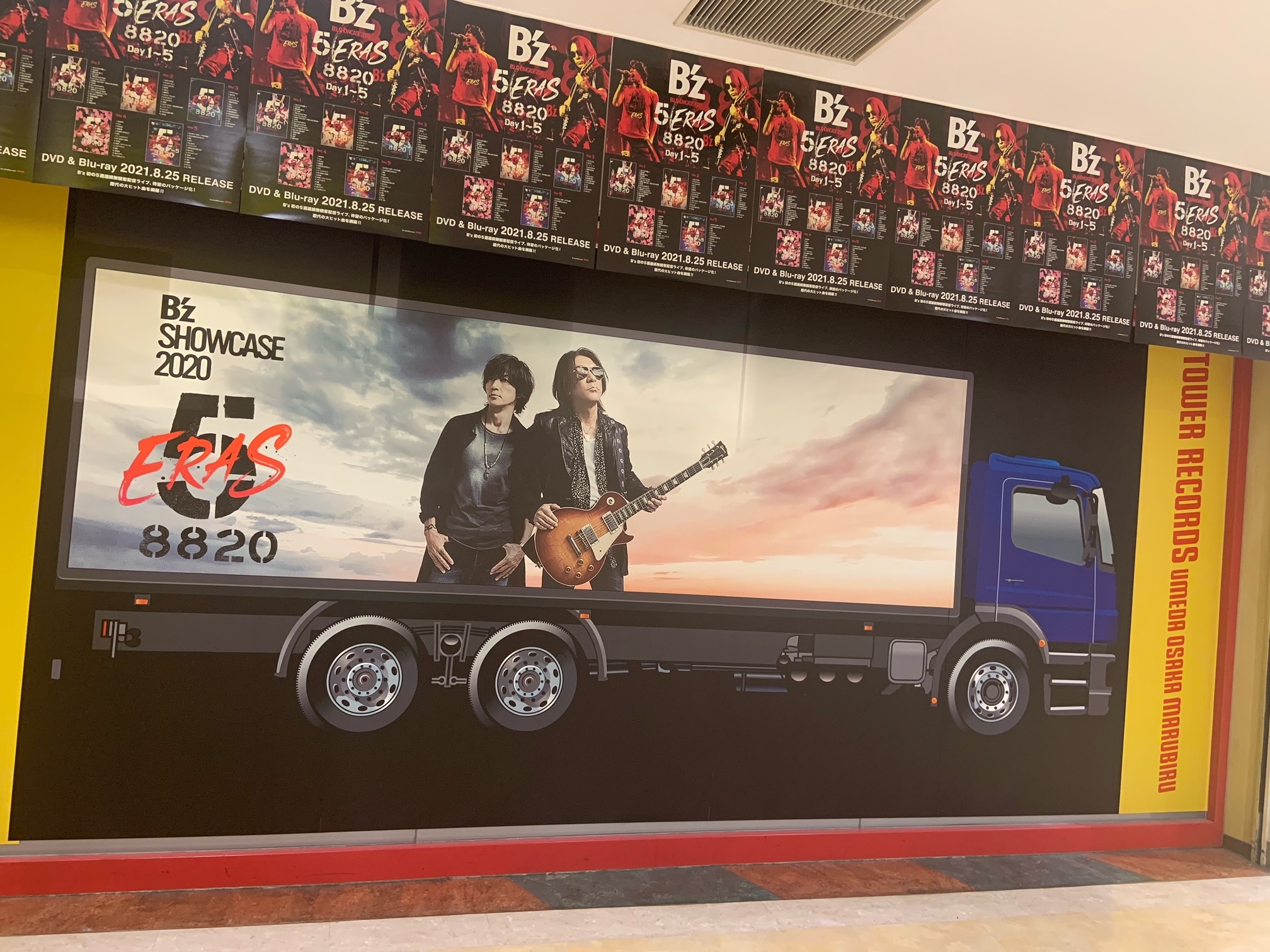 タワレコ梅田大阪マルビル店のB'z「5 ERAS」特大展開で展示されているツアートラックの画像