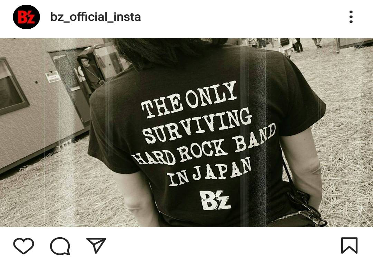 B'zが標榜した「THE ONLY SURVIVING HARD ROCK BAND IN JAPAN」というフレーズが記されたスタッフTシャツ