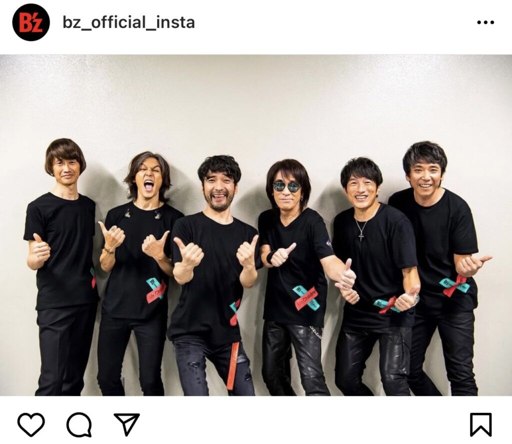 Mr.ChildrenとB'zのメンバー全員が収まったバックステージと思われる場所での集合写真