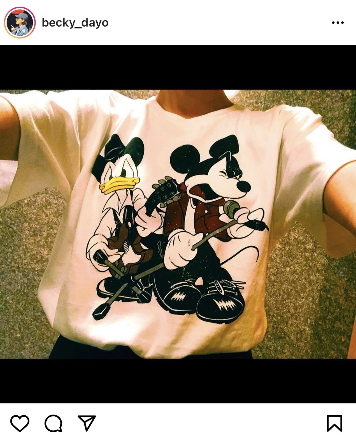 ベッキーが『B'z LIVE-GYM Pleasure 2018 -HINOTORI-』にディズニーコラボ「親子TシャツB（白）」を着用して参加した時の画像