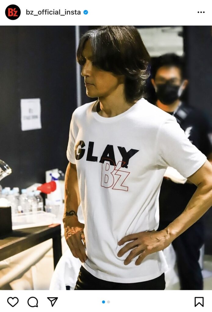 『B'z presents UNITE #01』横浜公演でGLAYとのコラボTシャツを着用する稲葉浩志の写真