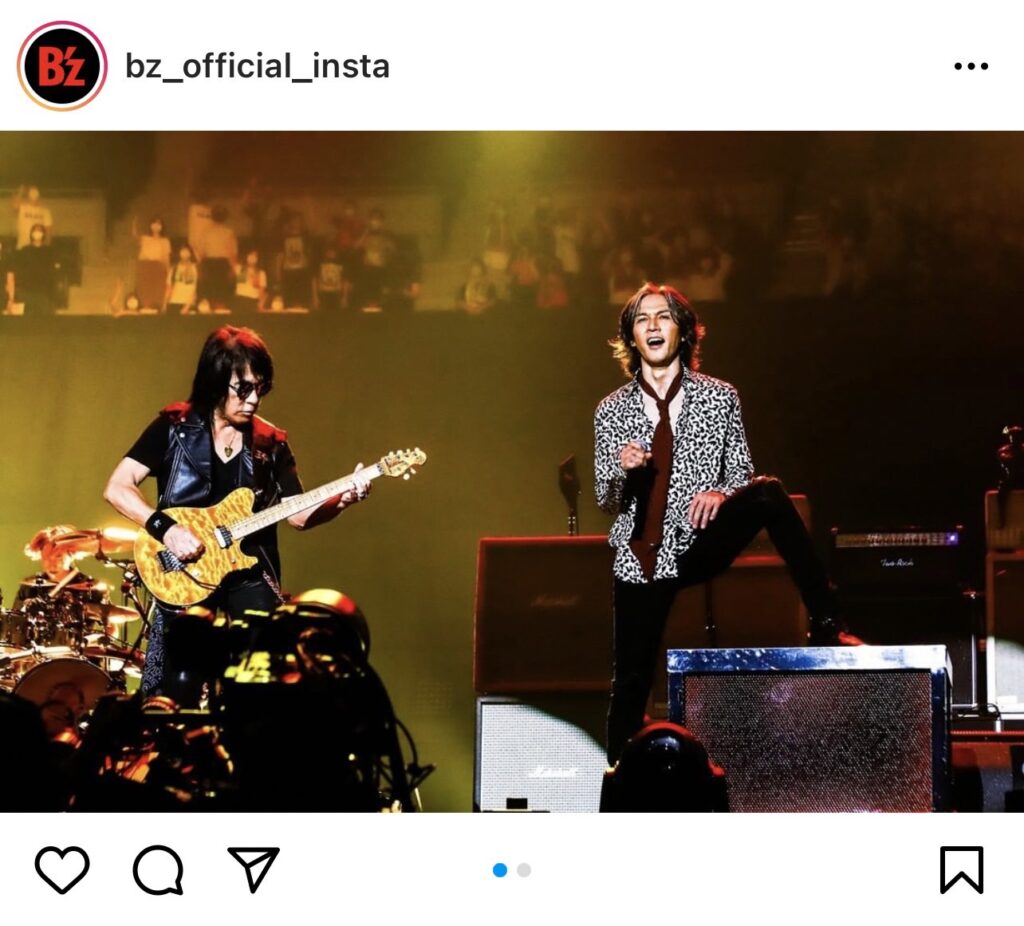 B'z公式Instagramで公開された『B'z presents UNITE #01』横浜公演のステージ写真（左：ギター・松本孝弘 右：ヴォーカル・稲葉浩志）