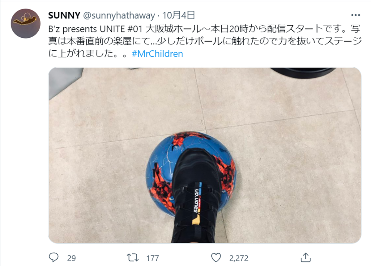 SUNNYが投稿した『B’z presents UNITE #01』大阪公演の本番直前にサッカーボールを蹴っている様子の写真