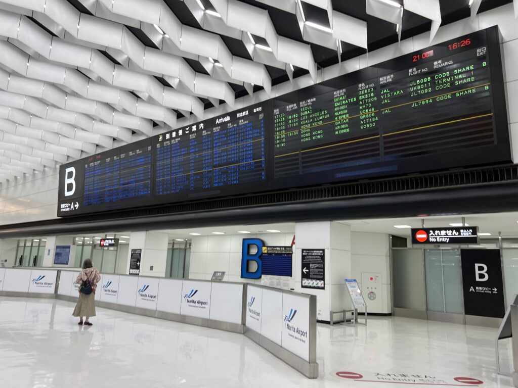 成田空港・第2ターミナルの到着口の写真