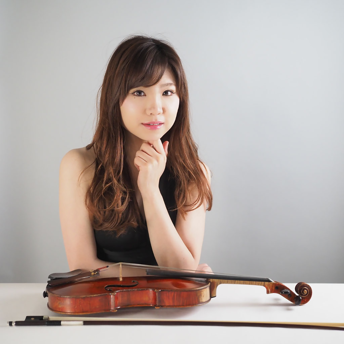 B'zのライブに参加しているヴァイオリン奏者・荒井桃子の写真