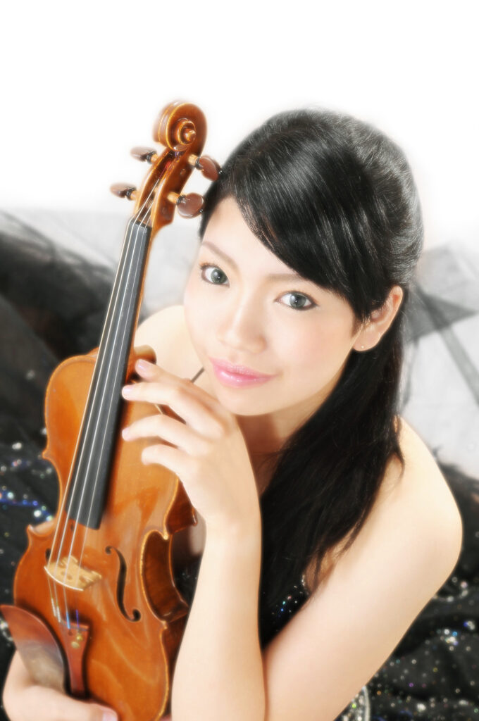B'zのライブ・作品に参加しているヴァイオリン奏者・小寺里枝の画像