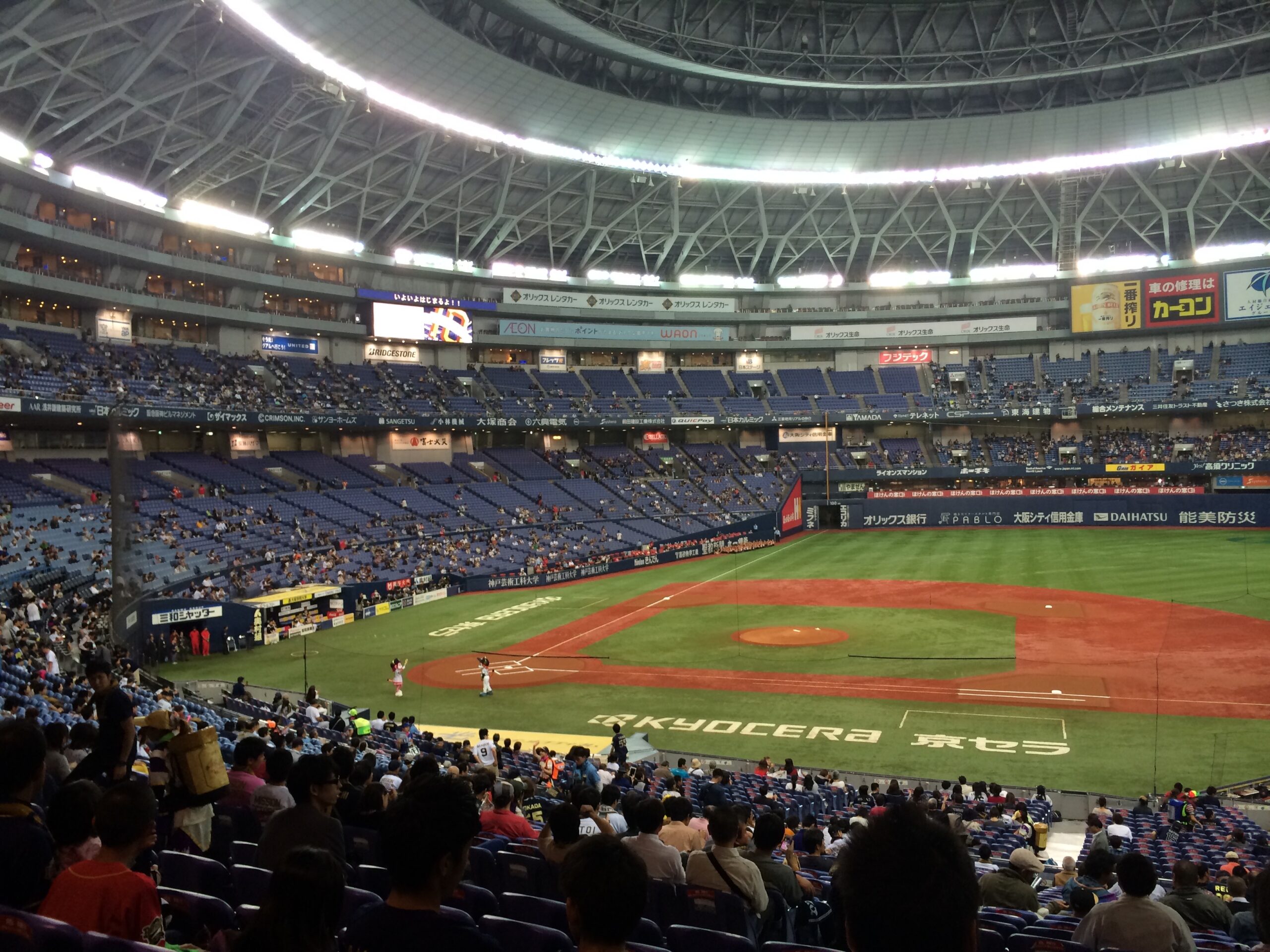 オリックス・バファローズが主催している試合中の京セラドーム大阪の画像
