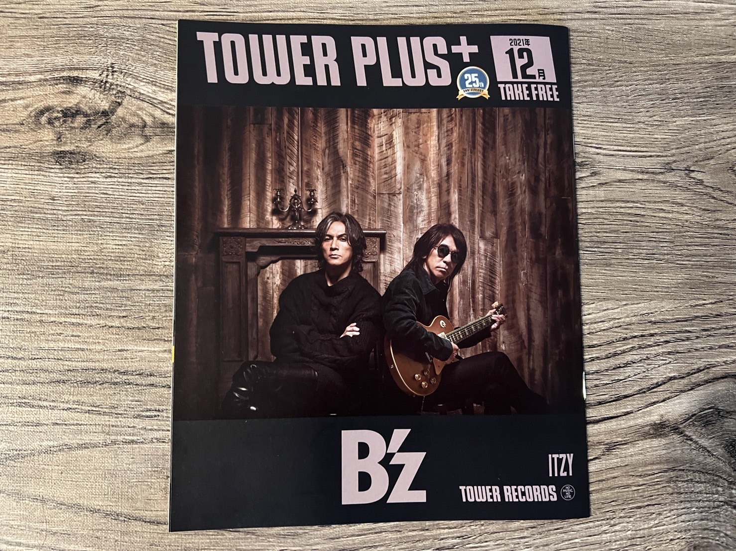 B'z表紙『TOWER PLUS+』2021年12月1日号の実物画像