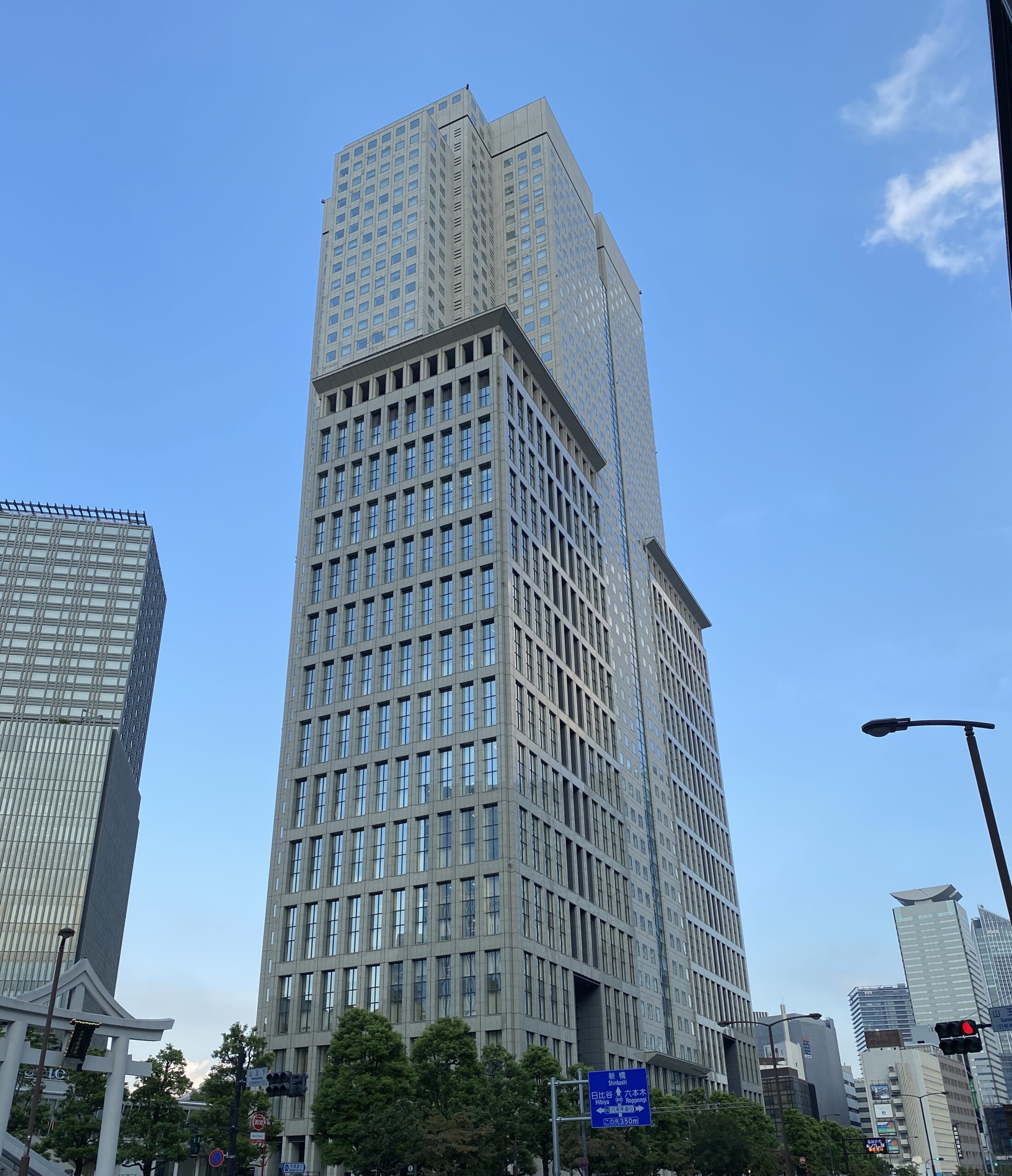 NTTドコモの本社ビルの外観写真