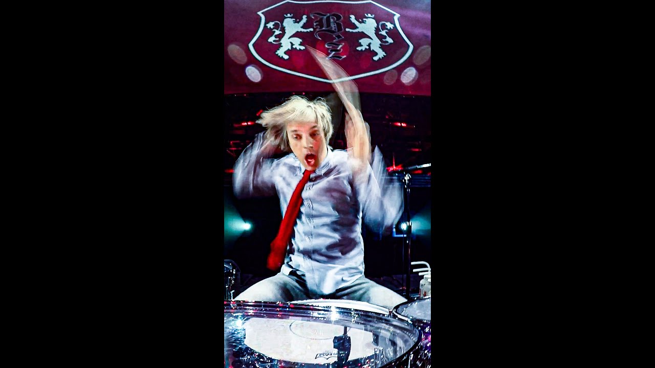 シェーン・ガラースがB'z「RED」をドラム演奏しているショート動画のサムネイル画像