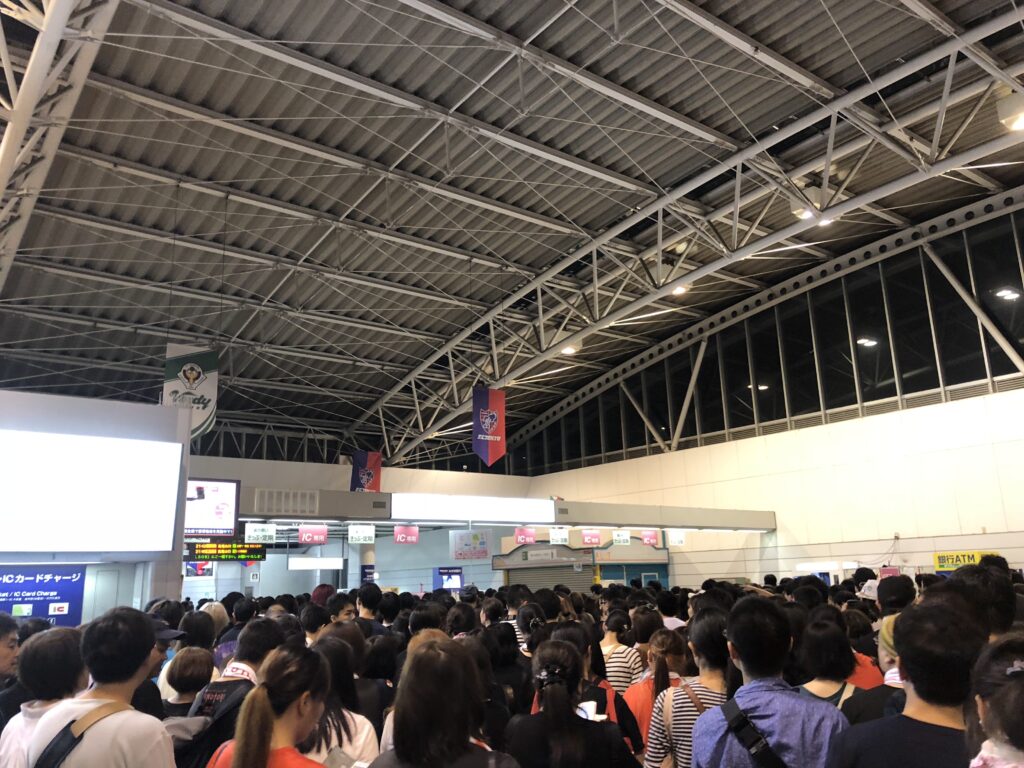 京王線飛田給駅でイベント開催時に混雑している様子の写真