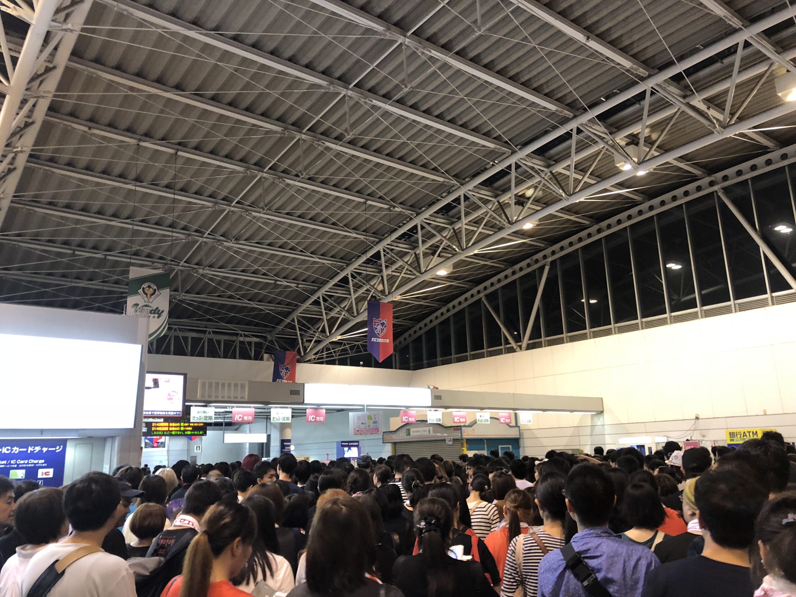 京王線飛田給駅でイベント開催時に混雑している様子の写真