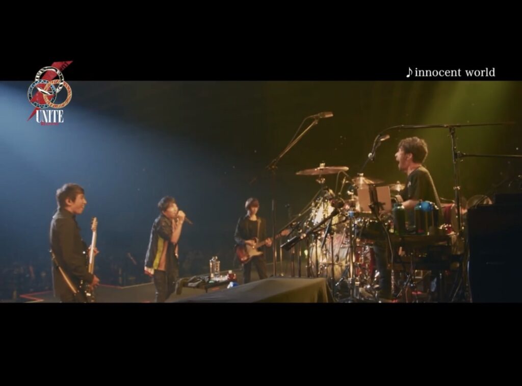 Mr.Childrenが『B'z presents UNITE #01』で演奏している様子のキャプチャ画像