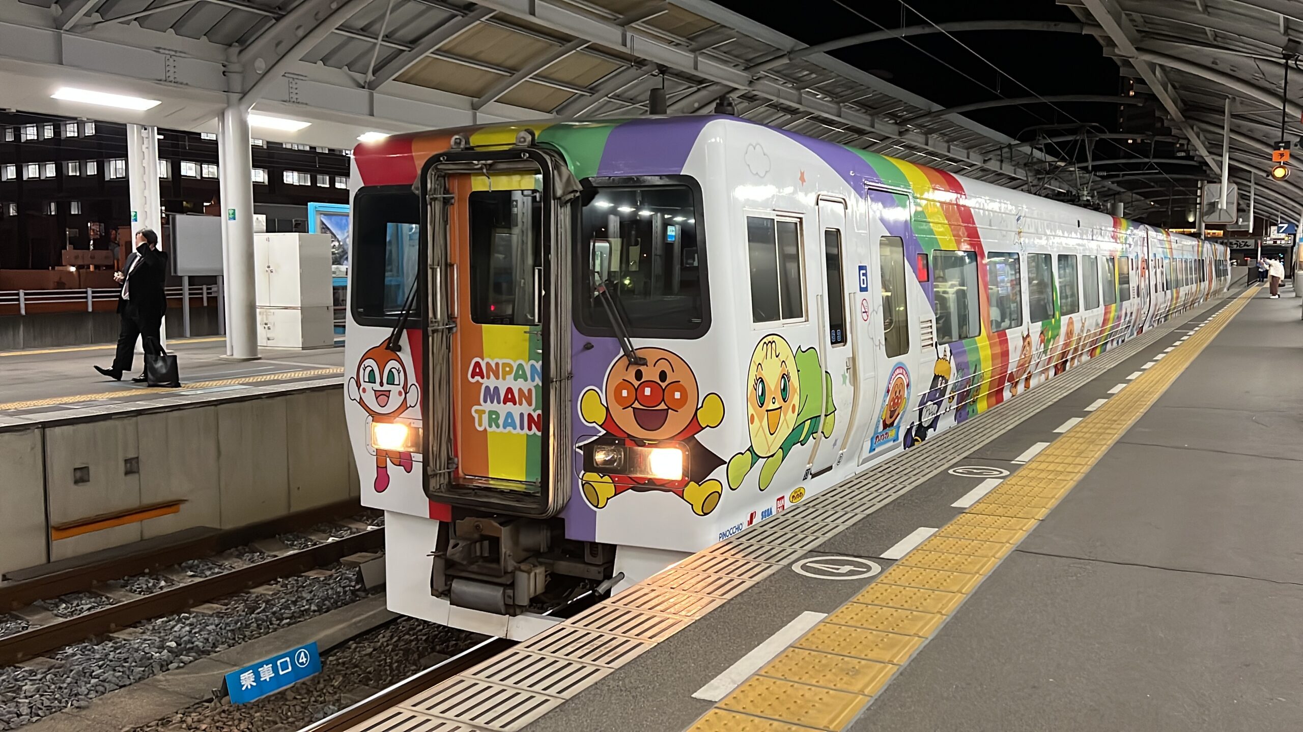 JR四国が運行するアンパンマン列車の写真