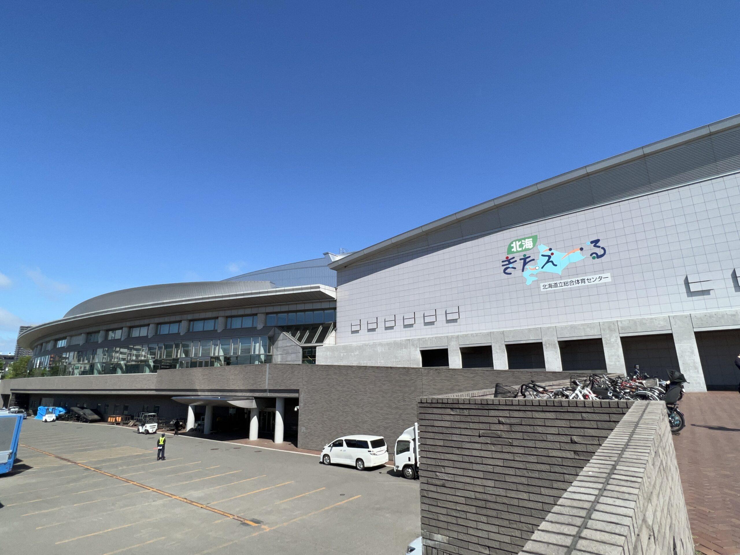 『B'z LIVE-GYM 2022 -Highway X-』北海道立総合体育センター 北海きたえーる公演1日目の会場外観の写真