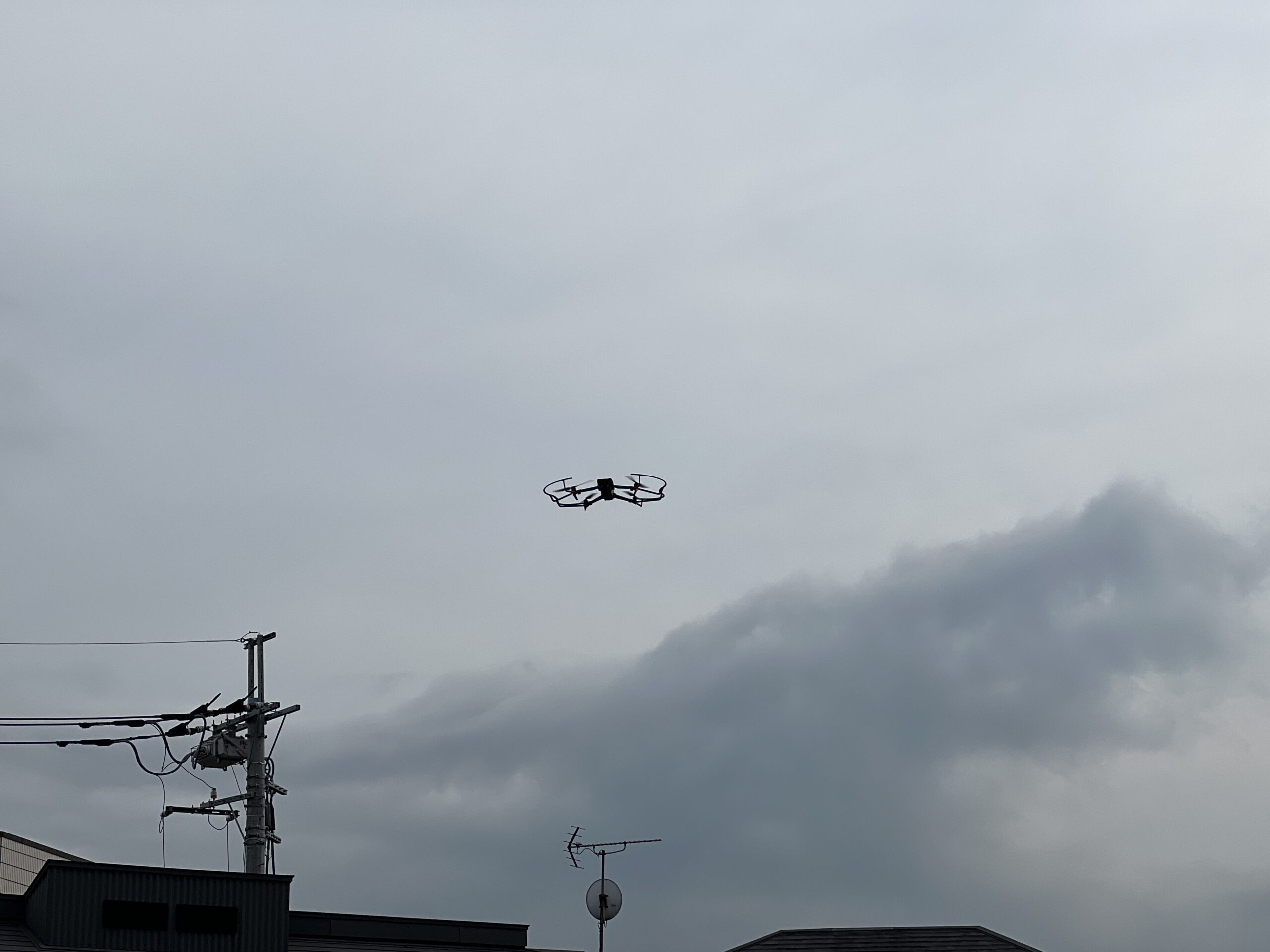 『B'z LIVE-GYM 2022 -Highway X-』の会場外を飛ぶドローンを撮影した写真