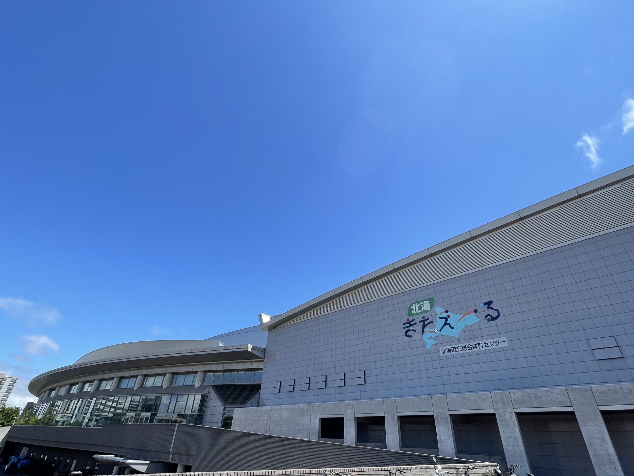 B'z公式Twitterで公開された『B'z LIVE-GYM 2022 -Highway X-』北海道公演1日目の会場外観の写真