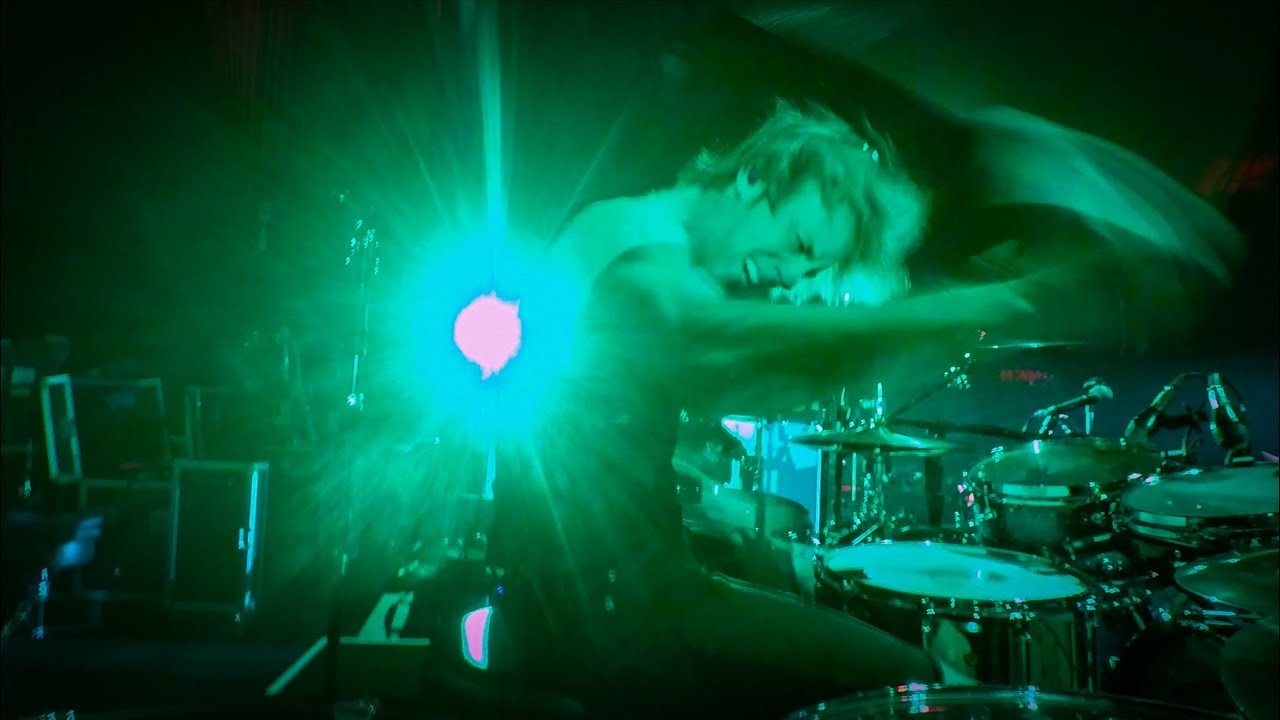 シェーン・ガラースがB'z「CHAMP」をドラム演奏している映像のサムネイル画像