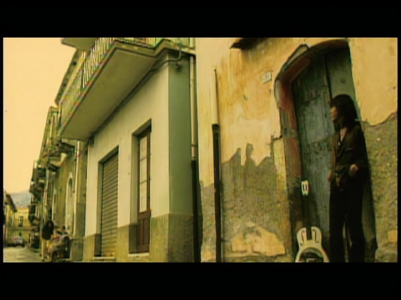 B'z「LOVE PHANTOＭ」のミュージックビデオのサムネイル画像