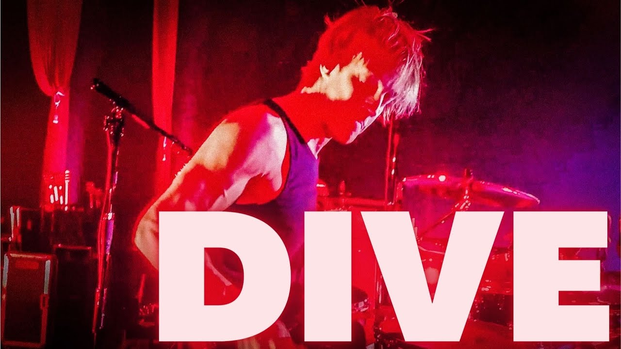 シェーン・ガラースがB'z「DIVE」を『LIVE DINOSAUR』ツアーで演奏している動画のサムネイル画像