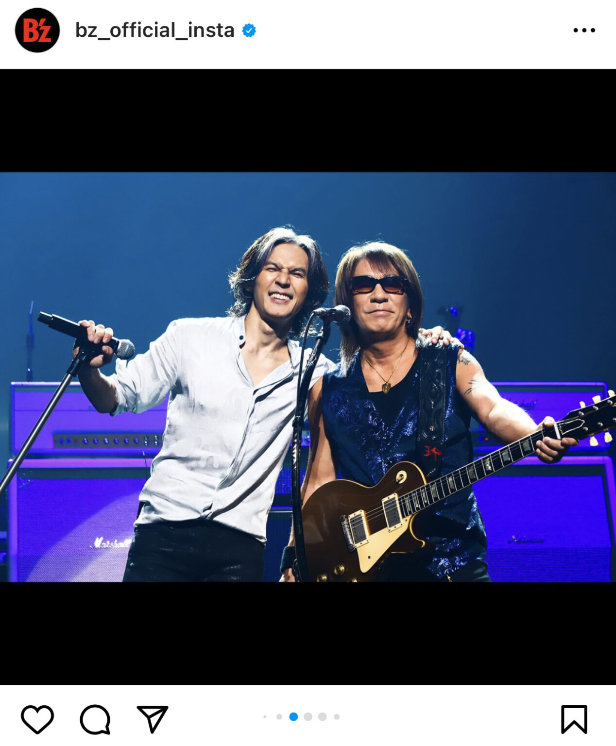 『B'z LIVE-GYM 2022 -Highway X-』の「Thinking of you」で肩を抱き合う稲葉と松本の写真