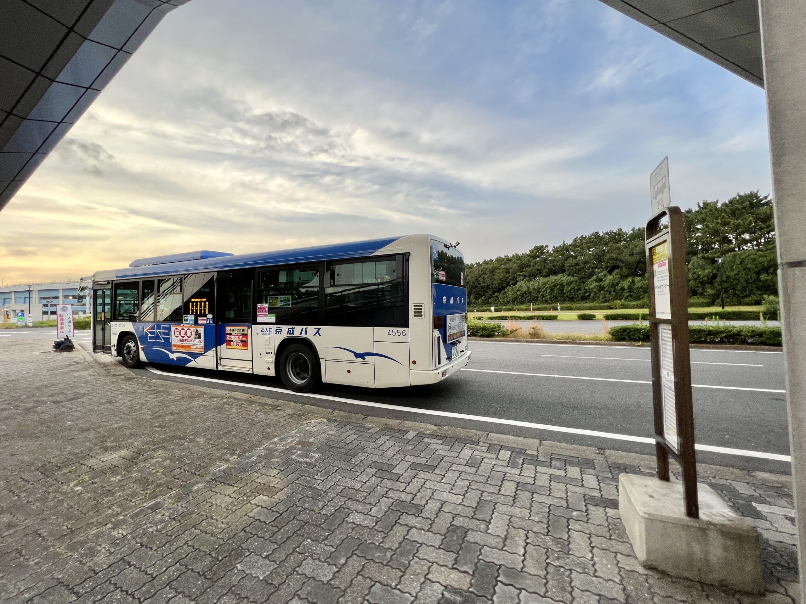 京成バスがZOZOマリンスタジアムに停車している写真