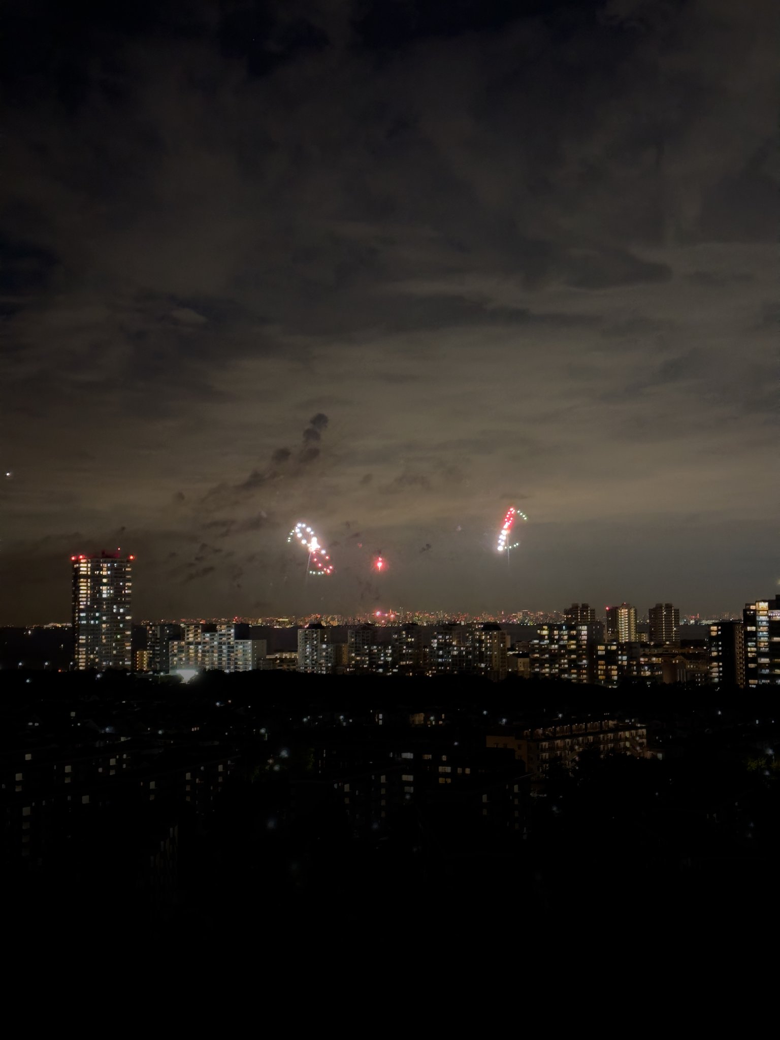 SUGOI花火『B’z ULTRA FIREWORKS 2022-2023』で打ち上げられたサングラス型の花火の写真