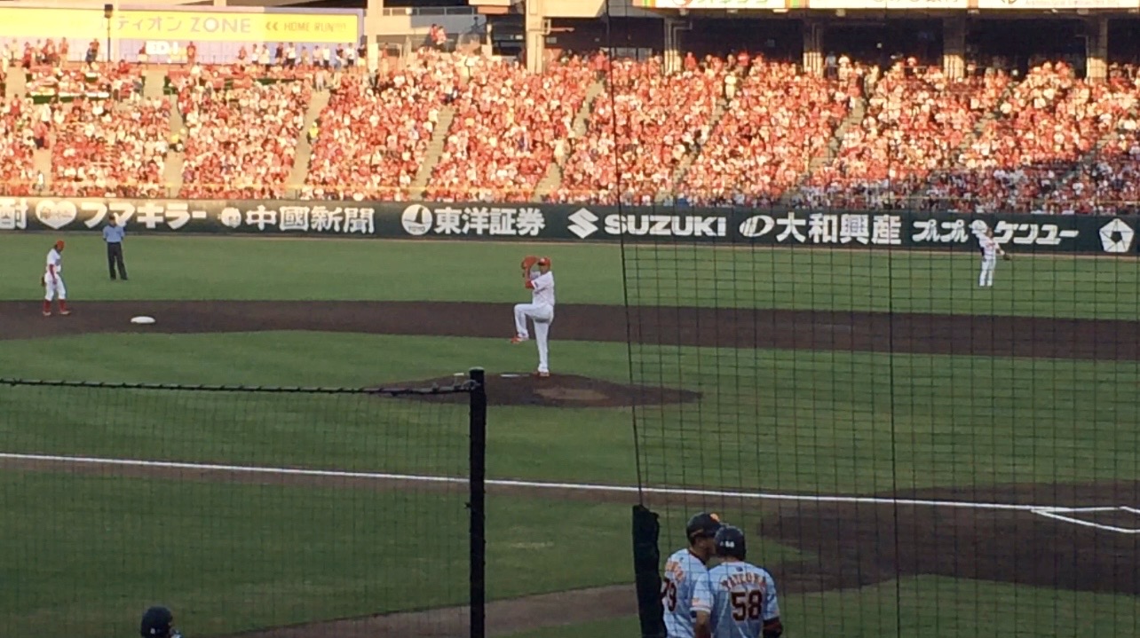 広島東洋カープ・黒田博樹投手がB'z「RED」をバックに投球練習する様子の写真