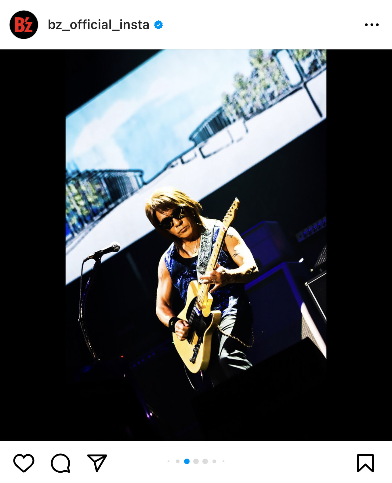 『B'z LIVE-GYM 2022 -Highway X-』の「山手通りに風」でギターを演奏する松本孝弘