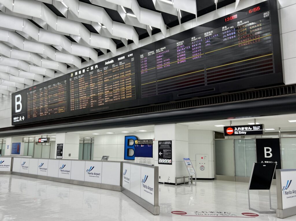 成田国際空港第2ターミナルの到着口の写真