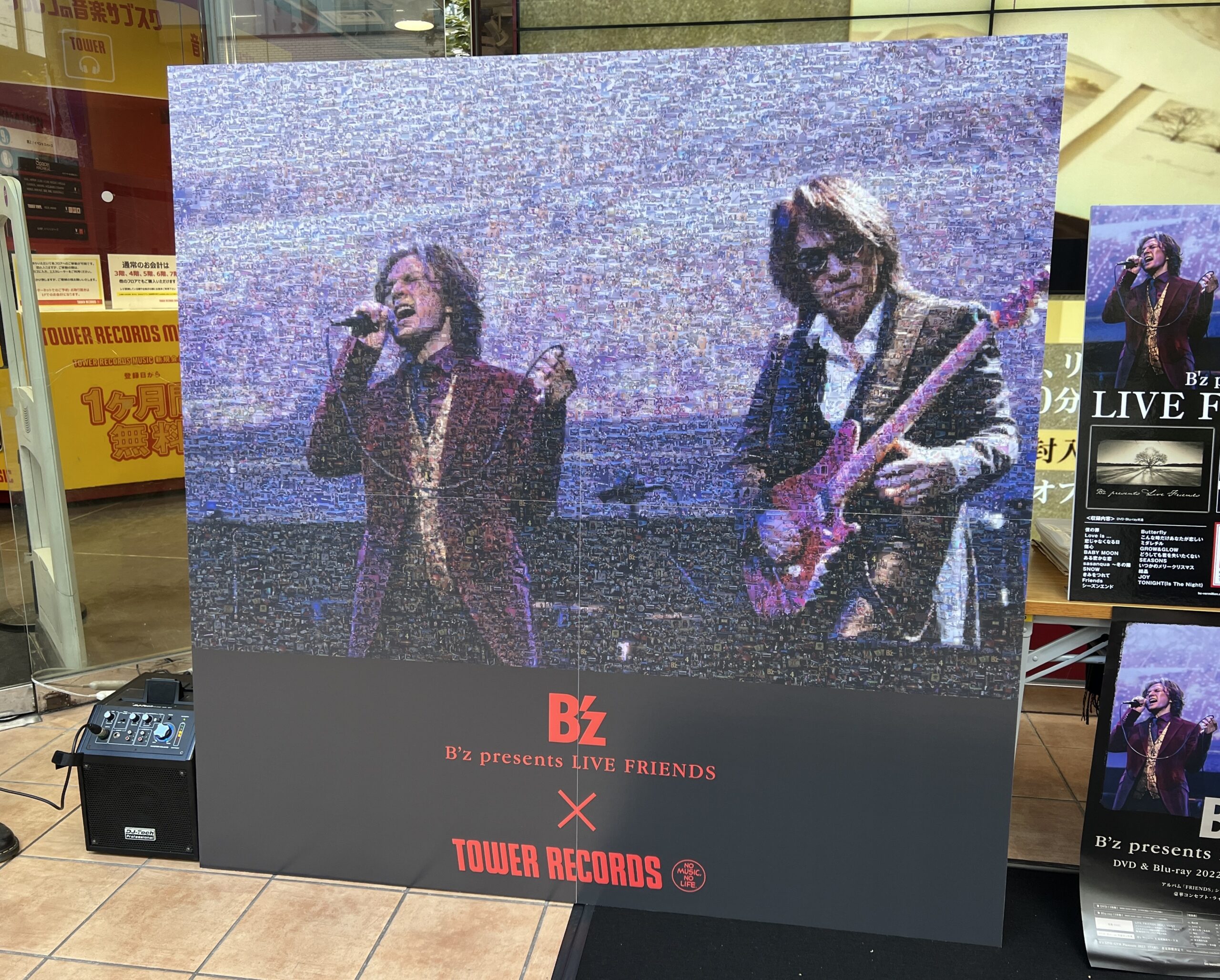 タワーレコード渋谷店の店頭に展示されている「B'zモザイクアート」特大パネルの写真