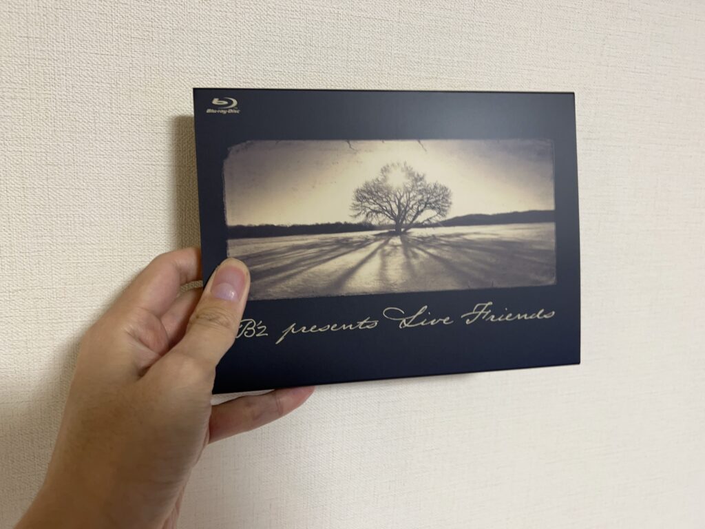 DVD & Blu-ray『B'z presents LIVE FRIENDS』の商品を手に取った写真