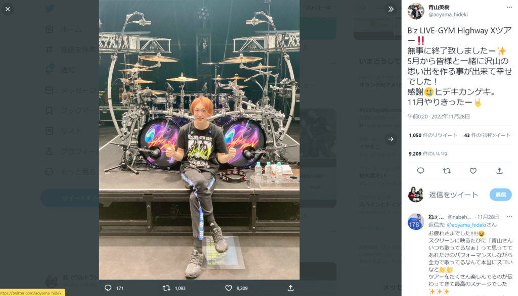 『B'z LIVE-GYM 2022 -Highway X-』ドラムセットの前に座る青山英樹の写真