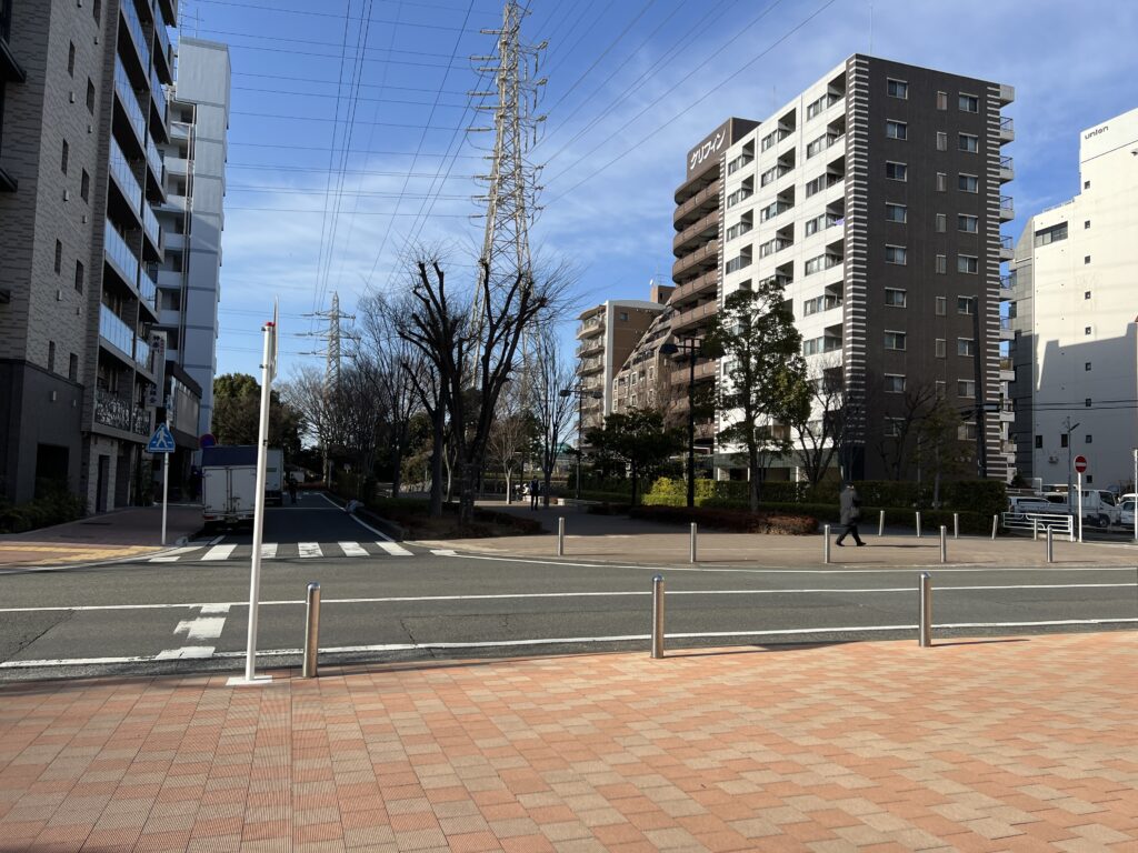 横浜アリーナ付近の普段ツアートラックが停まっている広場