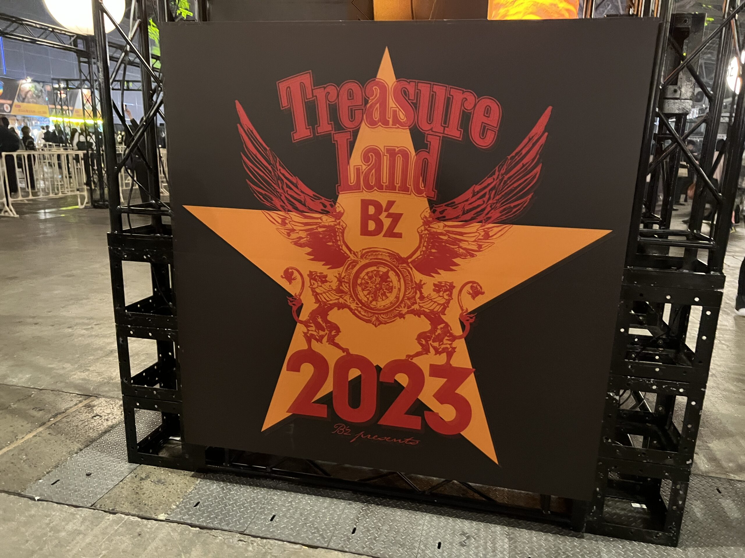 B'z「Treasure Land 2023」会場に設置されたロゴの写真