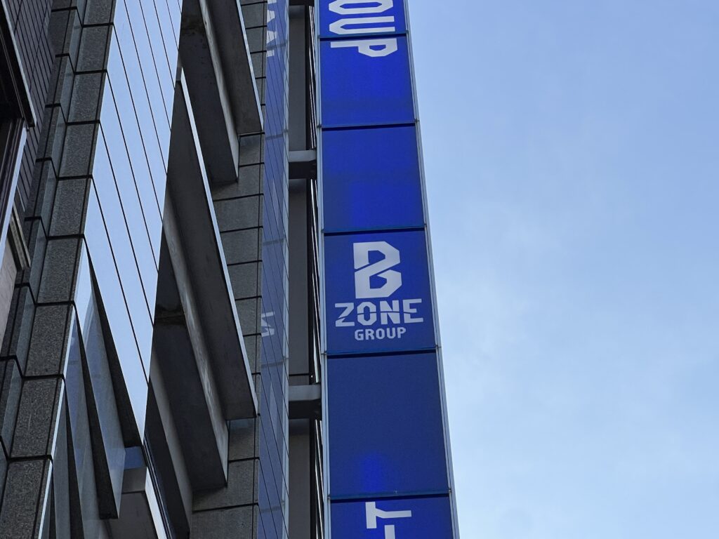 「B ZONE GROUP」のロゴ看板