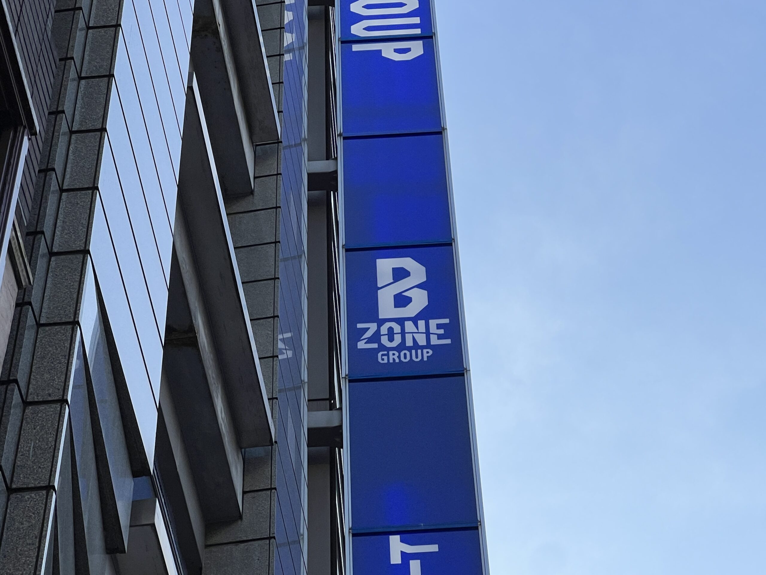 「B ZONE GROUP」のロゴ看板