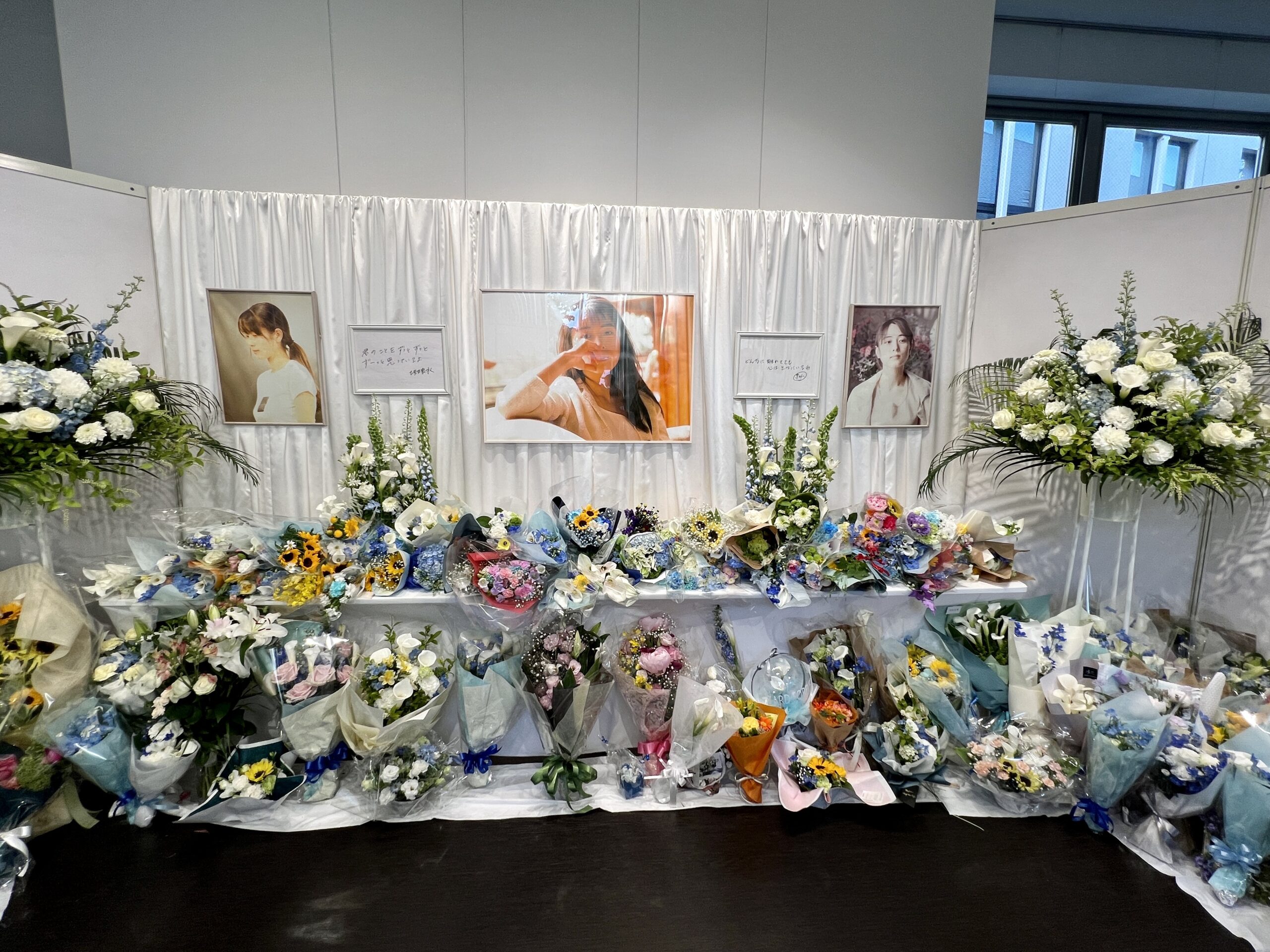ZARD・坂井泉水さんの16回目の命日に設置された献花台（東京）の様子